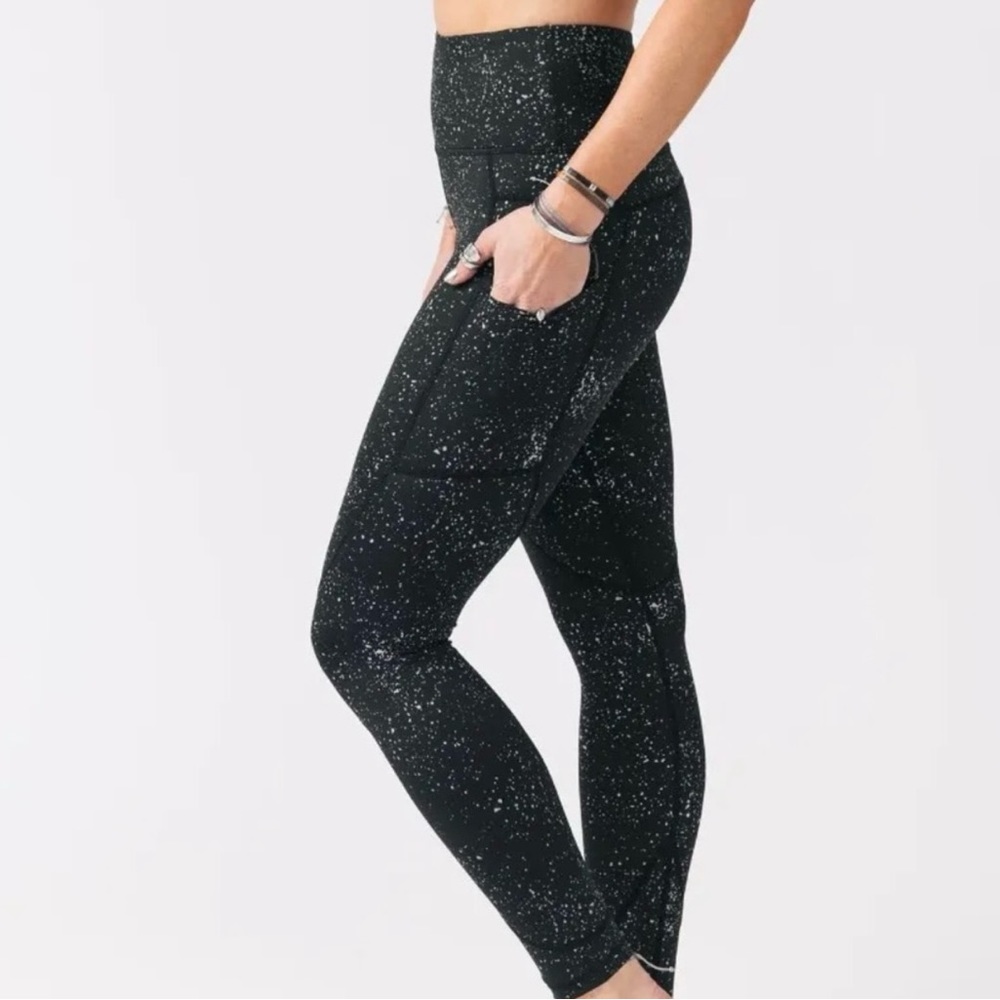 Zyia Black Reflective Light n Tights 7/8 size 6-8